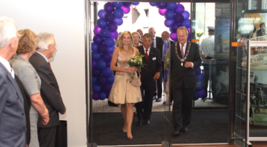 v.l.n.r. Koningin (toen nog prinses) Maxima in 2009 bij de opening van Filmhuis Wassenaar, samen met toenmalig bestuursvoorzitter van de bibliotheek Hans Hupkes en burgemeester Jan Hoekema.